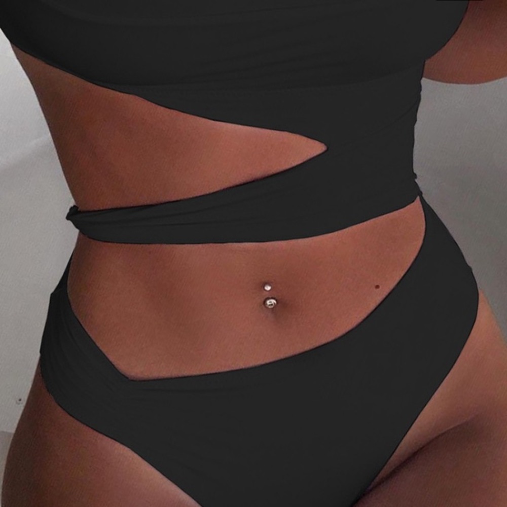 Black cut out one piece swimsuit😍